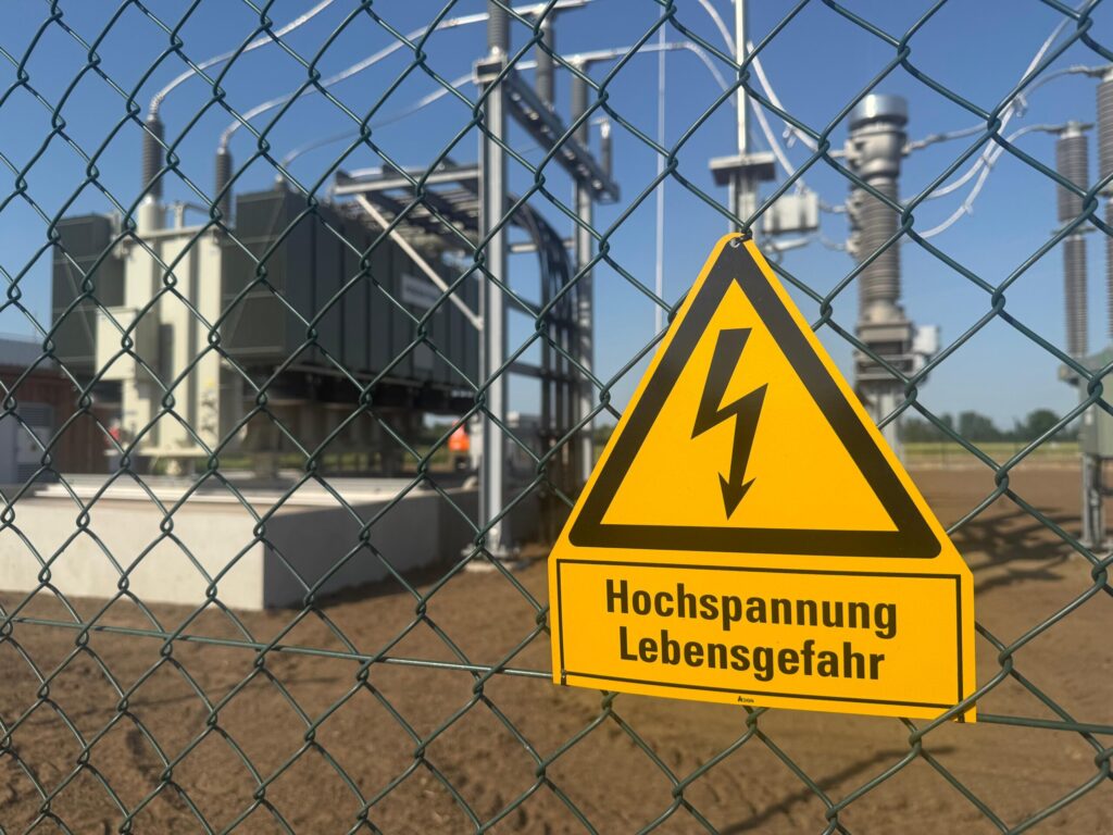 110-kV-Leistungstransformator (Kolektor) auf Fundament